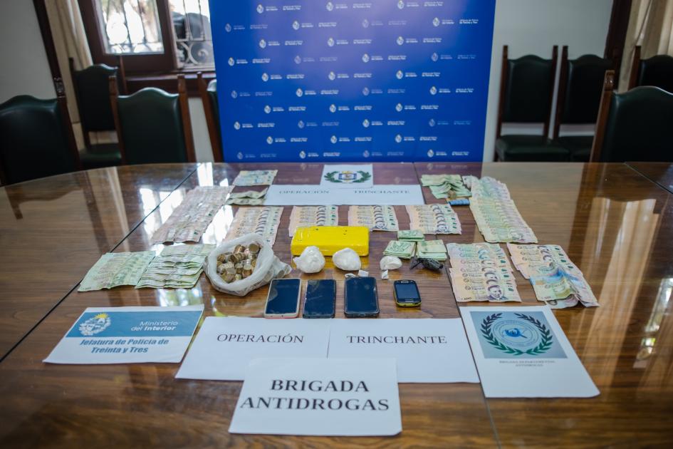 Elementos incautados Teléfonos celulares, droga y dinero incautado