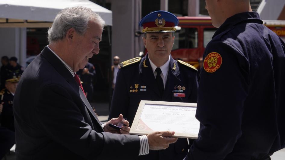 Ministro del Interior entregando un reconocimiento. Ministro del Interior entregando un reconocimiento.