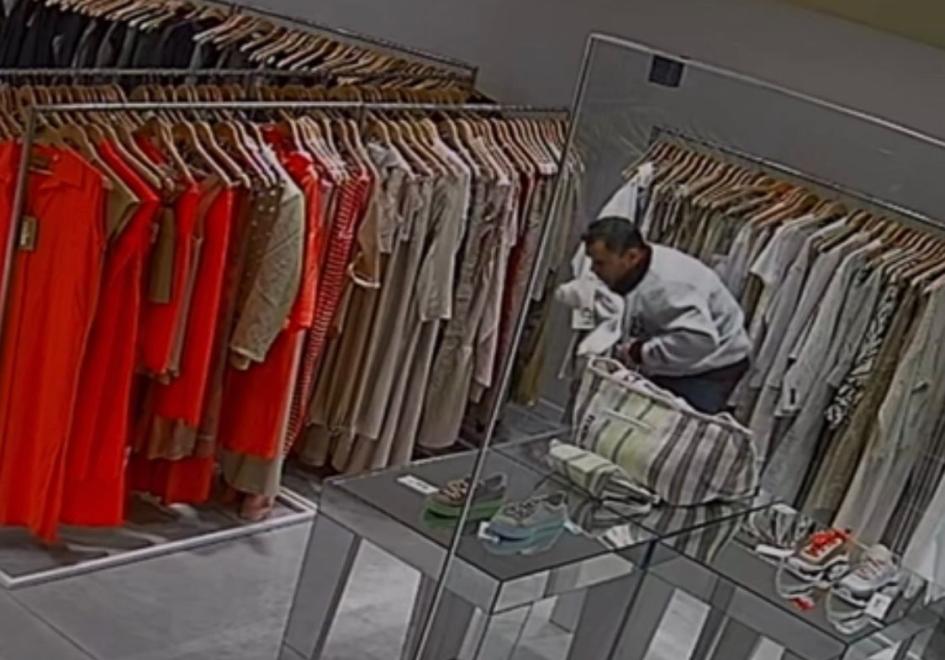 Momento del hurto de mercadería Autor en el momento en que hurtaba mercadería de una tienda