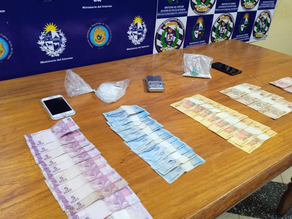 Incautación de dinero, droga, celulares y balanza de precisión Incautación de dinero, droga, celulares y balanza de precisión