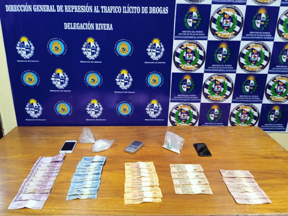Incautación de dinero, droga, celulares y balanza de precisión Incautación de dinero, droga, celulares y balanza de precisión