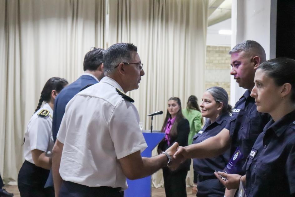 Entrega de reconocimiento a policías Entrega de reconocimiento a policías