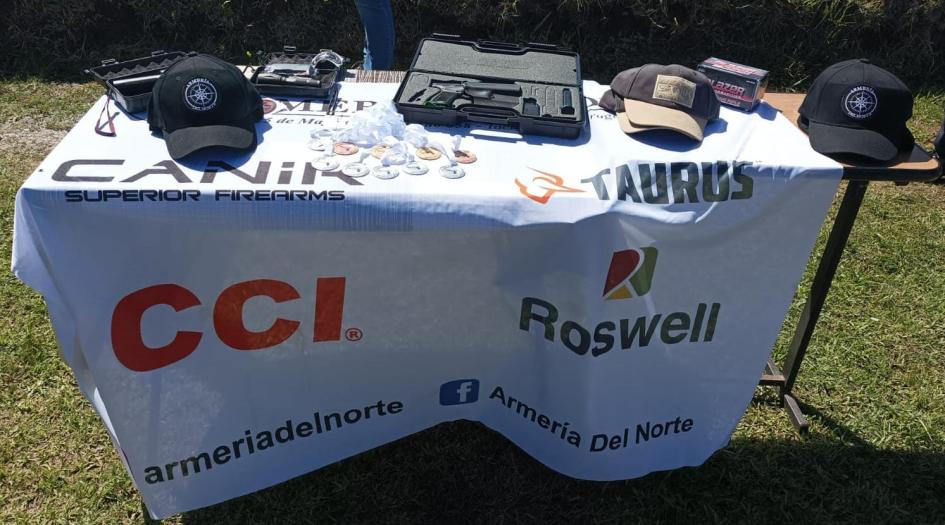 Mesa con objetos para premios Mesa con objetos para premios