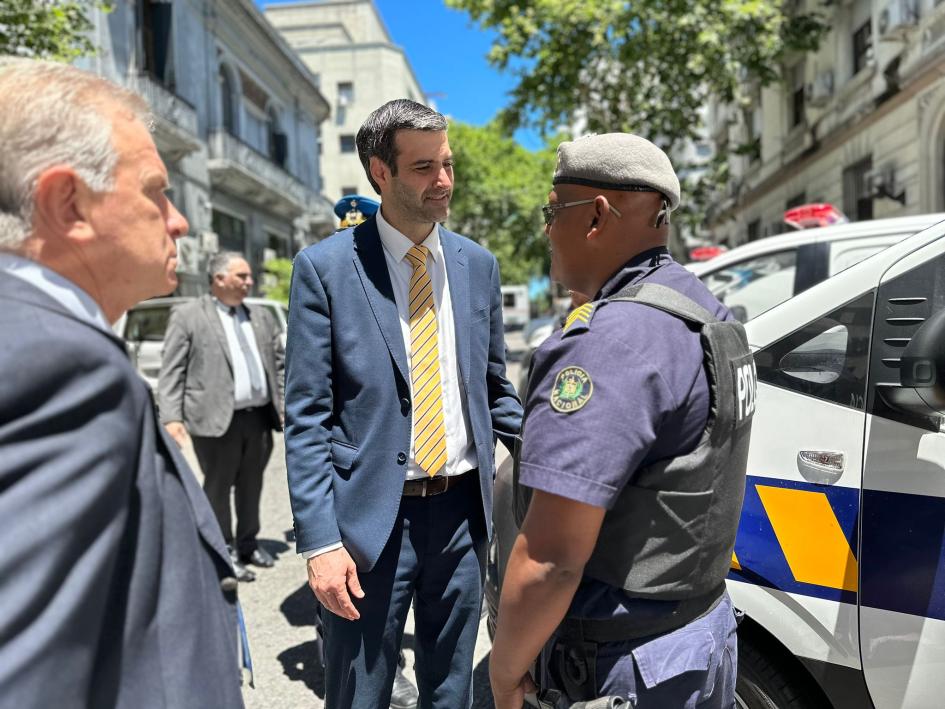 Ministro del Interior entregando camionetas Ministro del Interior entregando camionetas