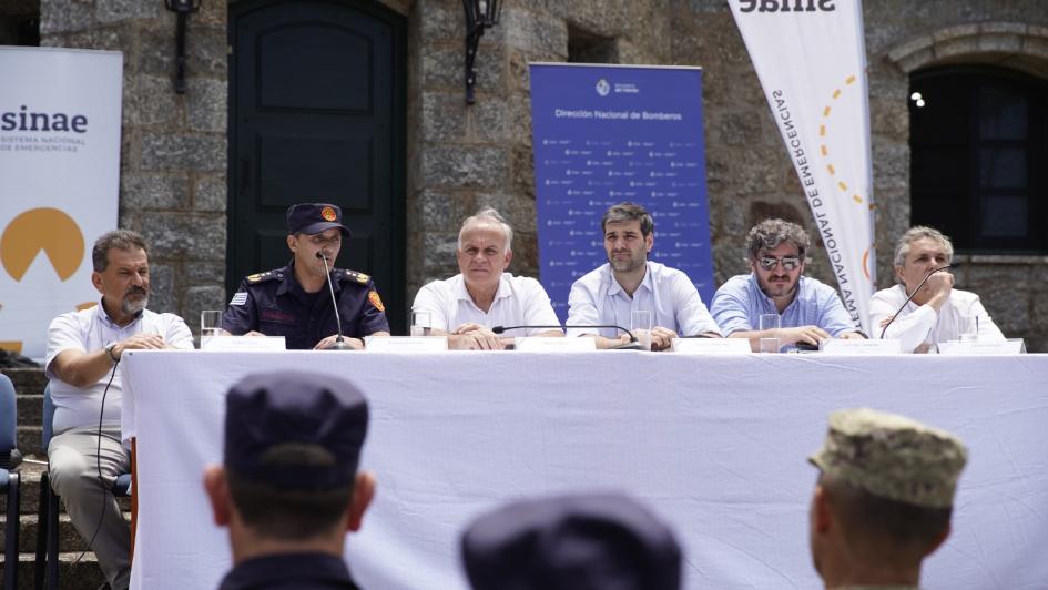 Autoridades sentadas en conferencia