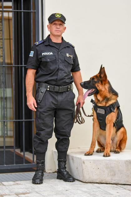 Cabo Sienra, con can de la Brigada K9 Cabo Sienra, con can de la Brigada K9