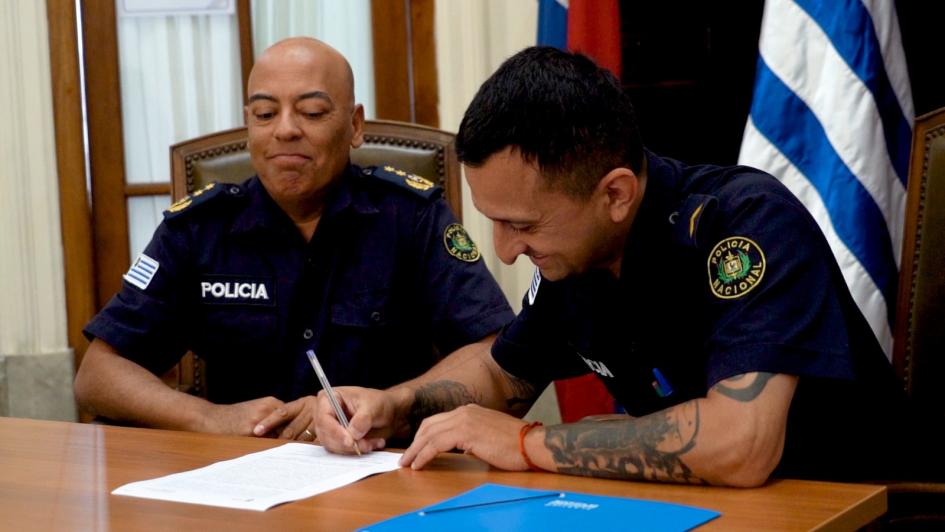 Policía firmando documentación