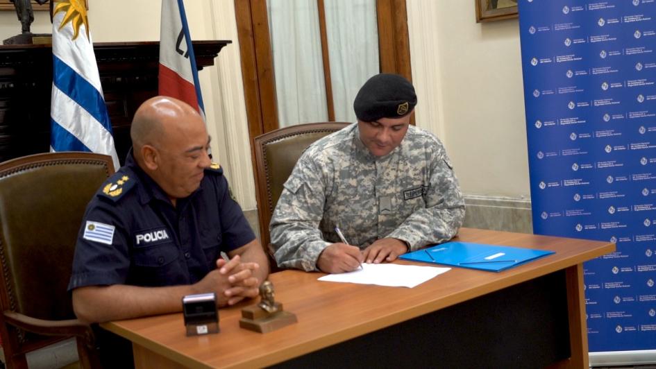 Policía firmando documento