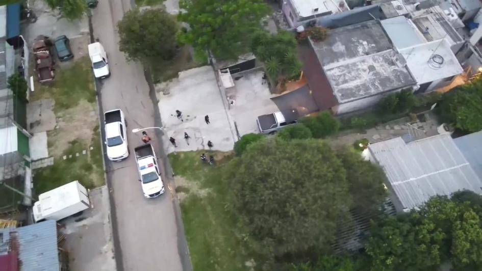 Móviles policiales y policías en en la calle