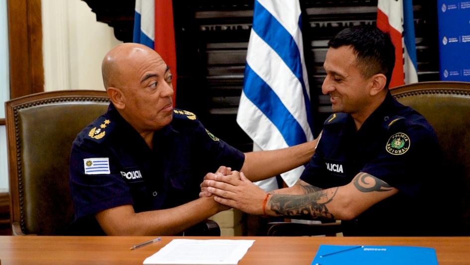 Director Nacional de Asistencia y Seguridad Social Policial felicitando a uno de los beneficiarios Director Nacional de Asistencia y Seguridad Social Policial felicitando a uno de los beneficiarios