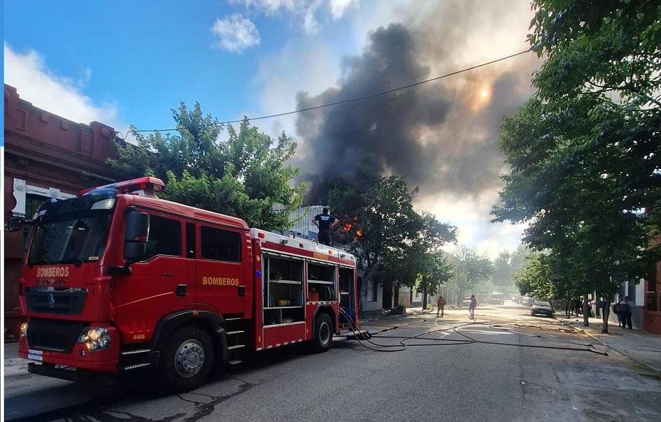camión de bomberos Incendio en depósito