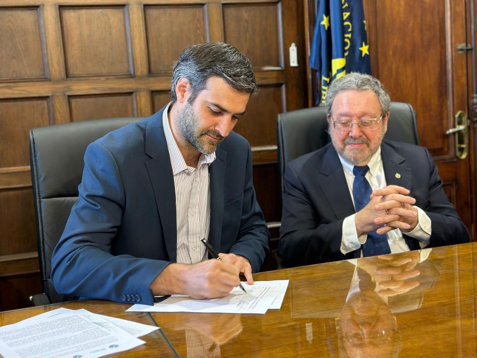 Realizando la firma del convenio