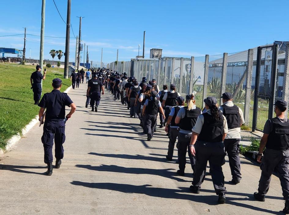 Efectivos policiales que participaron en la requisa de una de las unidades. Efectivos policiales que participaron en la requisa de una de las unidades.