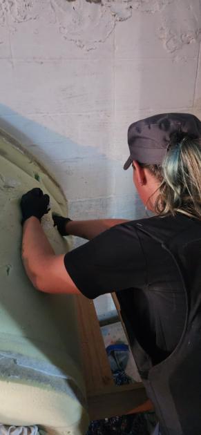 Policía inspeccionando una de las celdas. Policía inspeccionando una de las celdas.