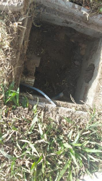 Fue condenado a prisión un hombre de 42 años por hurtar cables en Punta del Este hueco en el piso donde se ven caños con cables cortados