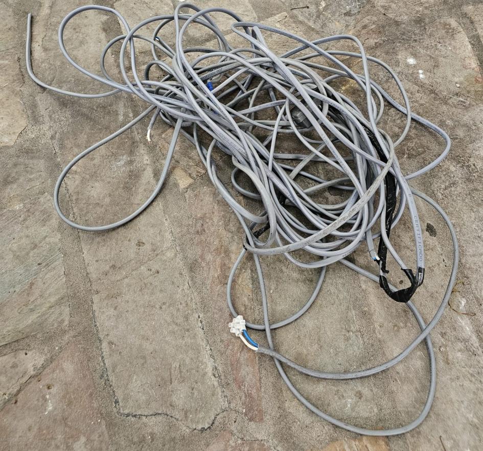 Fue condenado a prisión un hombre de 42 años por hurtar cables en Punta del Este cables enrollados en el piso