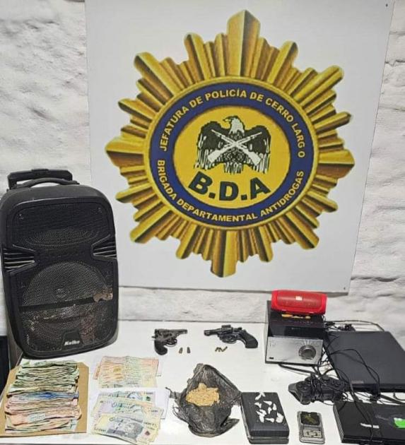 Incautación de drogas, armas, dinero y objetos hurtados. Incautación de drogas, armas, dinero y objetos hurtados.