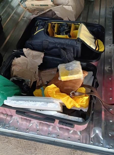 Valija incautada a pasajera de ómnibus cuando ésta pretendia viajar a Montevideo con cocaína. Artículos personales y droga incautada.