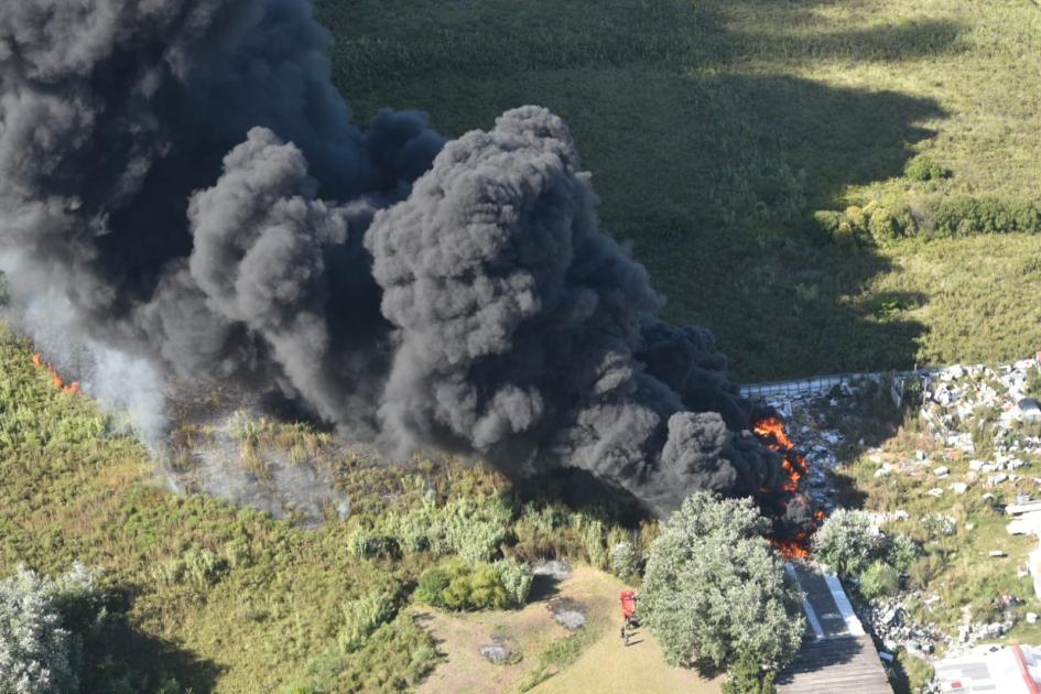 Avistamiento aéreo del incendio en depósito de reciclables