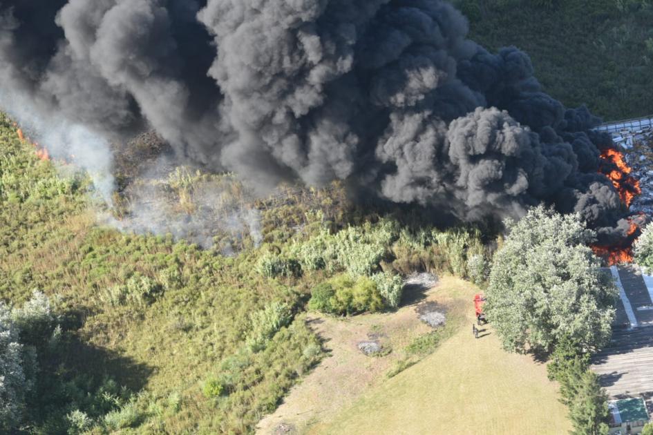 Avistamiento aéreo del incendio en depósito de reciclables