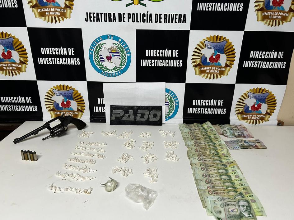 Drogas, arma de fuego y dinero Drogas, arma de fuego y dinero