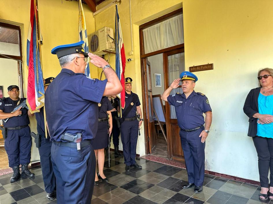 Director Nacional imponiendo en el cargo al Jefe de Policía 