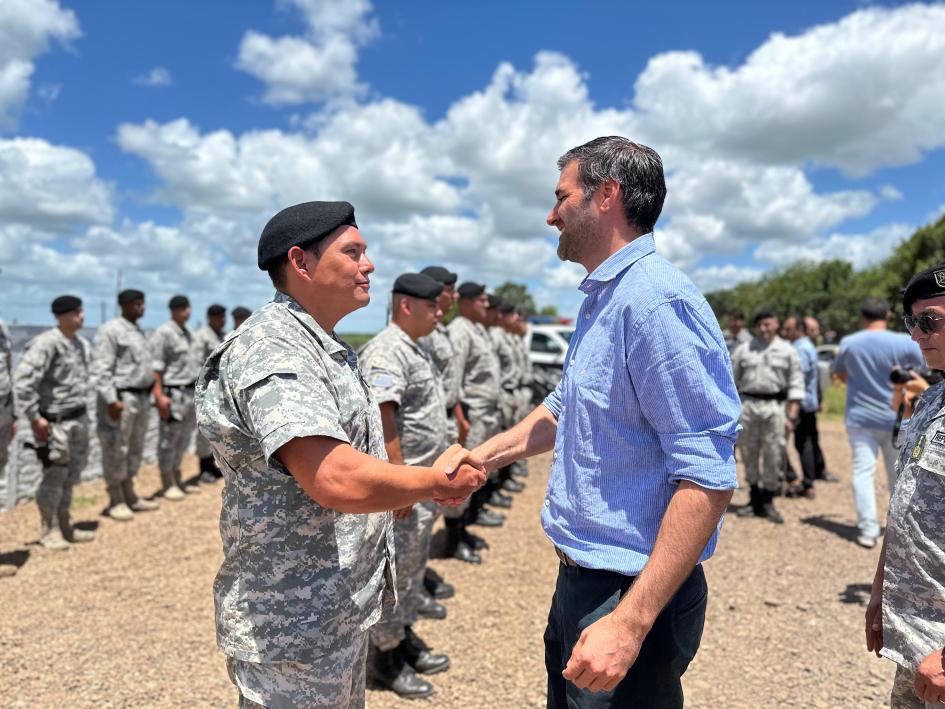 Ministro saludando a funcionario de la guardia republicana