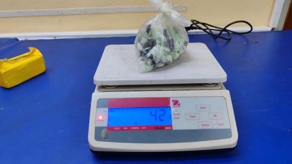 Dosis de cocaína siendo pesadas. Dosis de cocaína siendo pesadas.