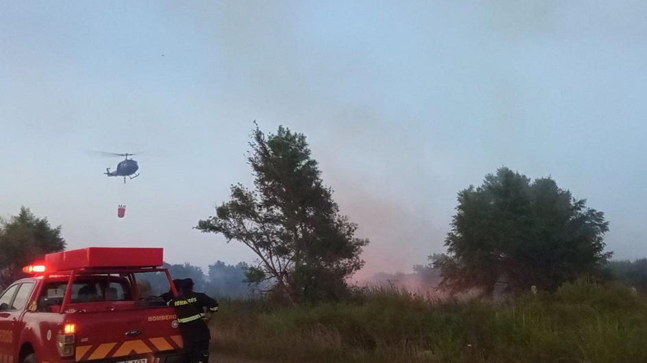 Descargas de agua sobre el incendio con un helicóptero de la fuerza Aérea Descargas de agua sobre incendio