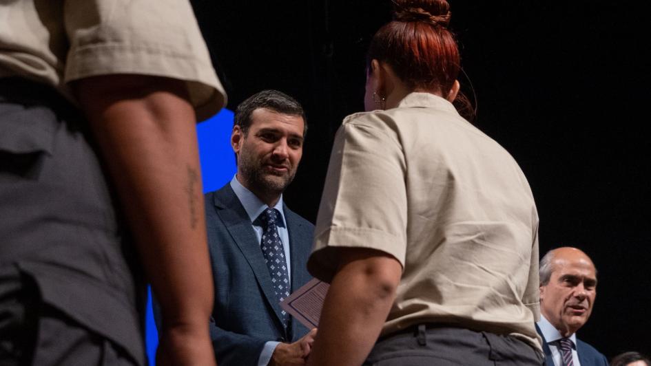 Ministro en entrega de certificado.