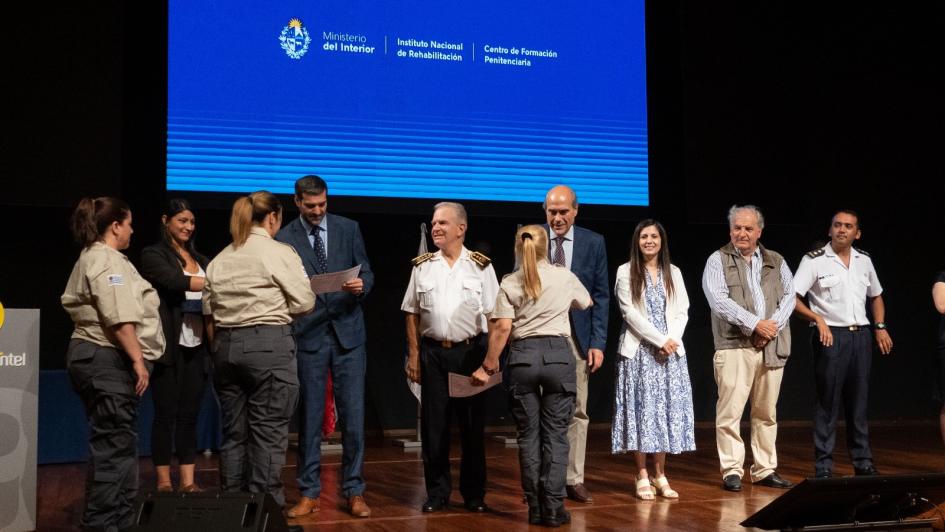 Autoridades entregando certificados.