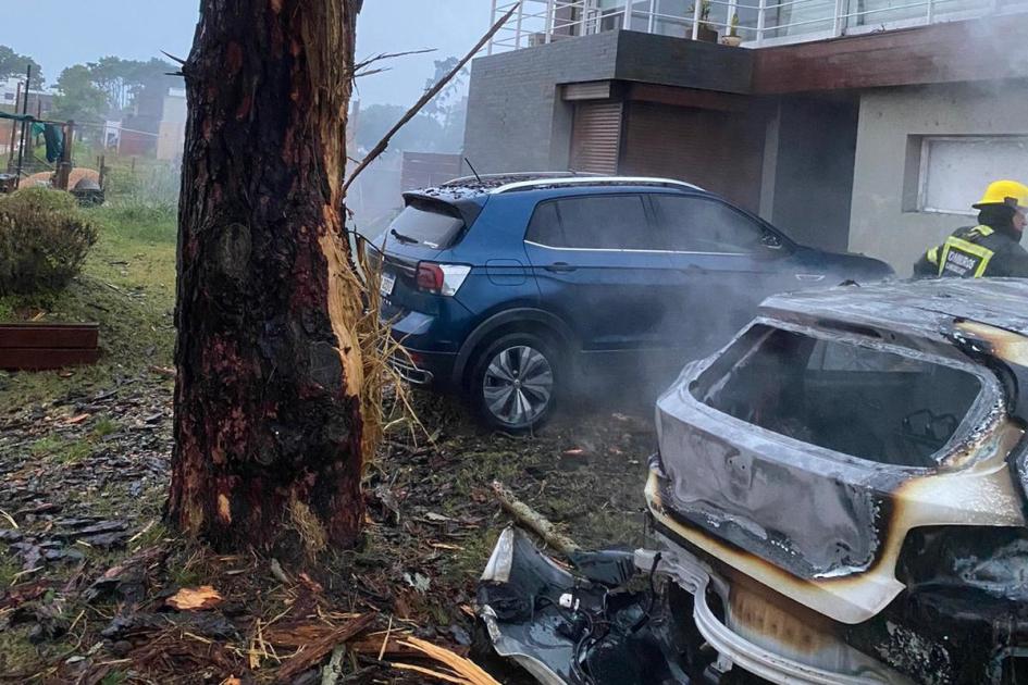 Vehículo consumido por el fuego ya extinguido Árbol y vehículo impactado por el rayo