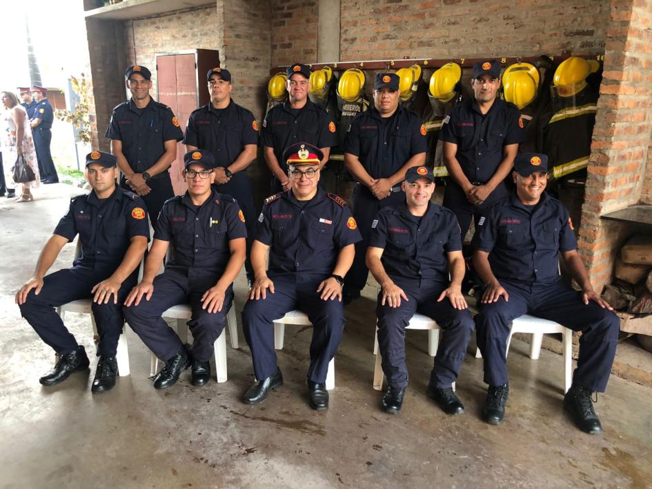 Todos los funcionarios del Destacamento de Tomas Gomensoro. Funcionarios de bomberos con el Jede del Destacamento