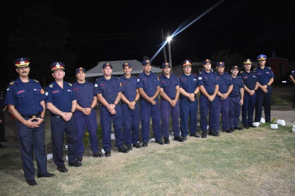 Formación de los bomberos del destacamento junto a las autoridades de bomberos Comando de bomberos con los funcionarios del destacamento