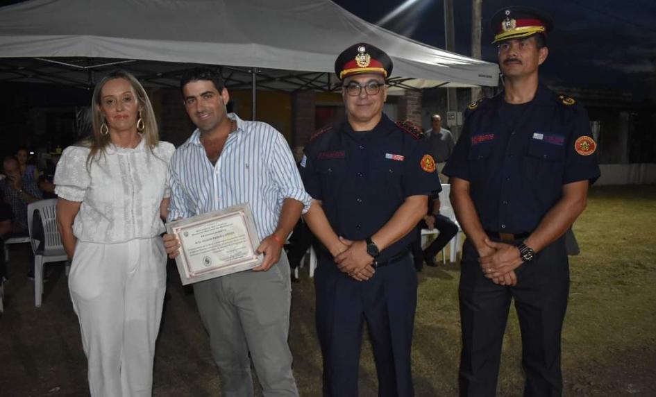 Entrega del reconocimiento al Alcalde Carlos Federico Arbiza Borges Alcalde Carlos Arbiza junto al comandante de bomberos y el Jefe del Destacamento.