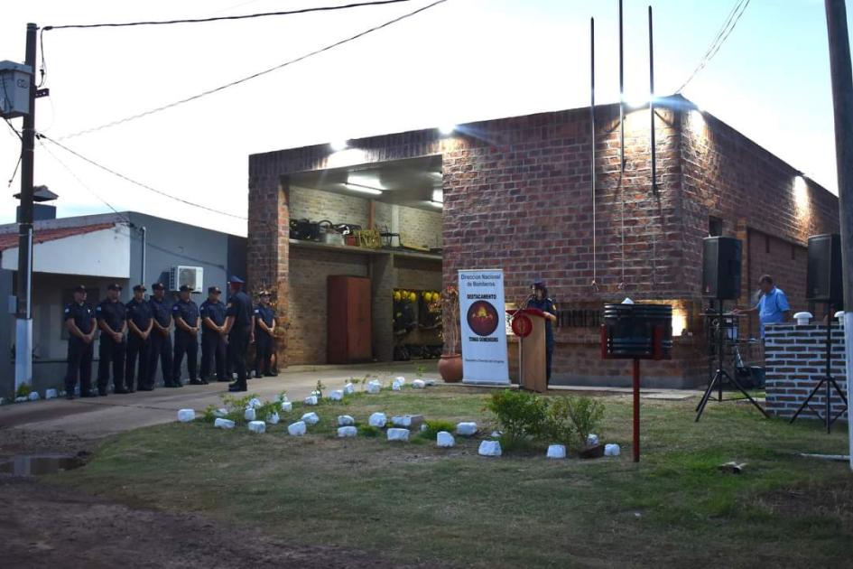 Vista del frente del Destacamento con la formación bomberil formada Frente del Destacamento mientras se brinda un discurso en el acto
