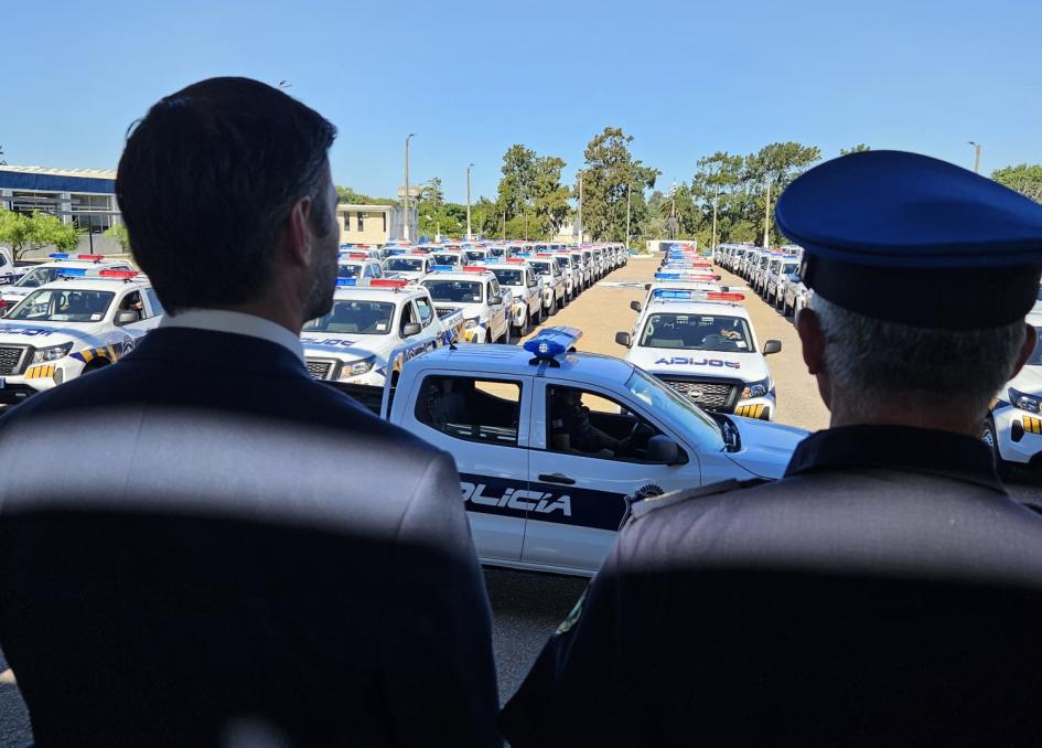 Ministerio del Interior hace entrega de más de 100 camionetas 