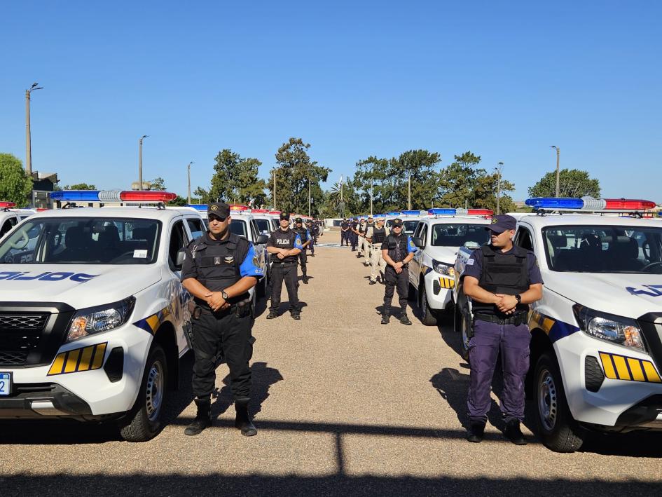 Ministerio del Interior hace entrega de más de 100 camionetas 
