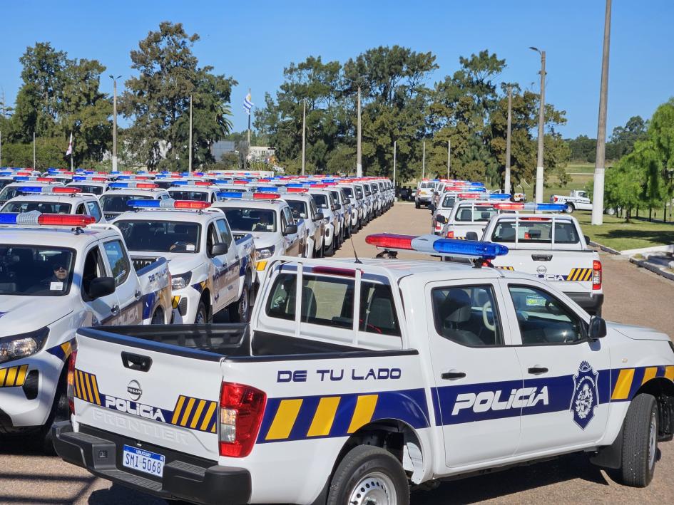 Ministerio del Interior hace entrega de más de 100 camionetas 
