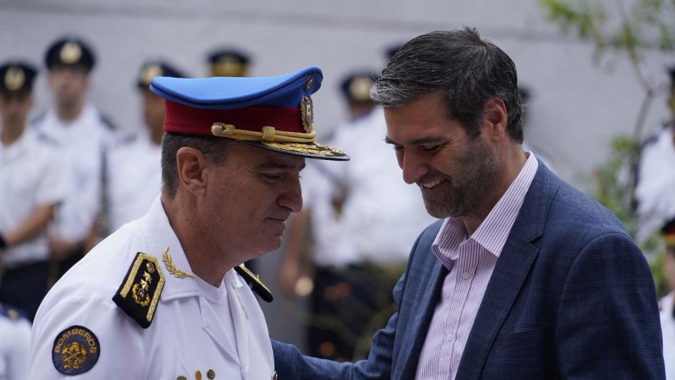 Ministro entregando obsequio a director saliente Ministro entregando obsequio a director saliente