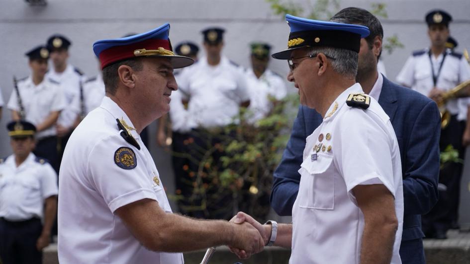 Director de la Policía Nacional saludando a director de bomberos saliente Director de la Policía Nacional saludando a director de bomberos saliente