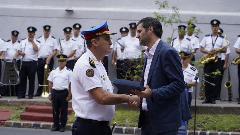 Ministro entregando obsequio a Director saliente Ministro entregando obsequio a Director saliente