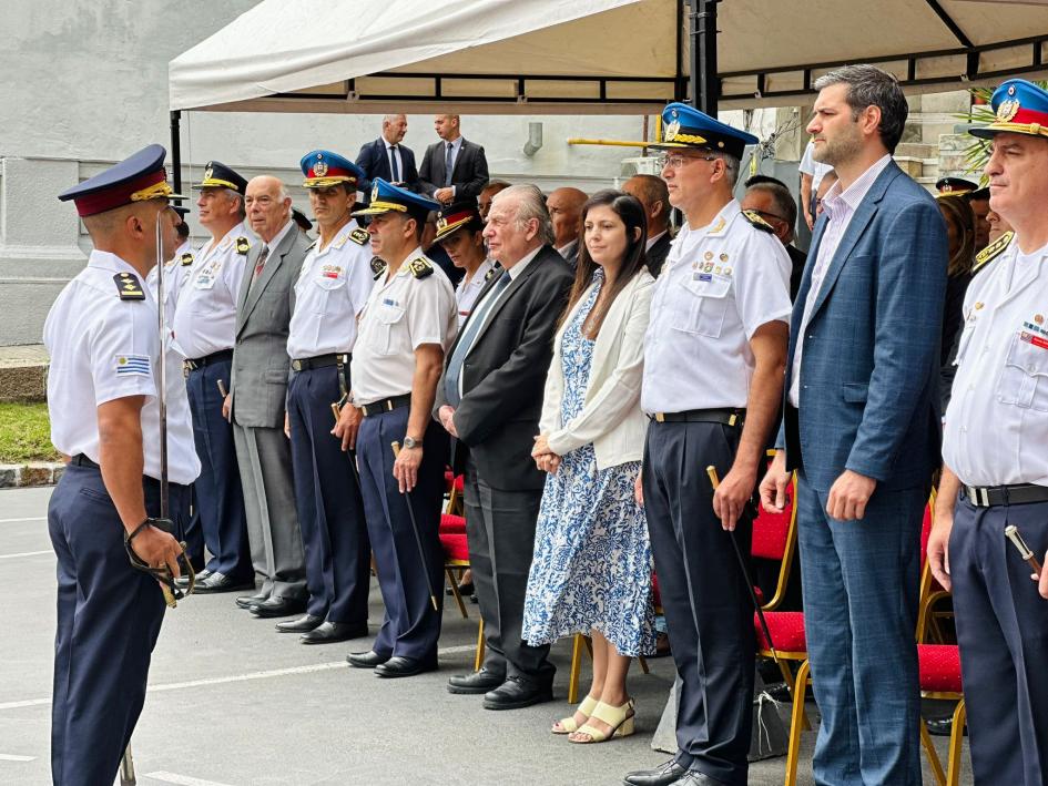 Jefe de parada pidiendo autorización para comenzar el acto Jefe de parada pidiendo autorización para comenzar el acto