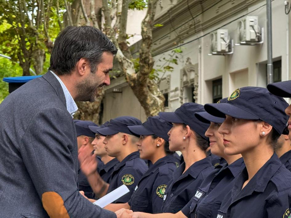 Ministro del Interior entregando diplomas.