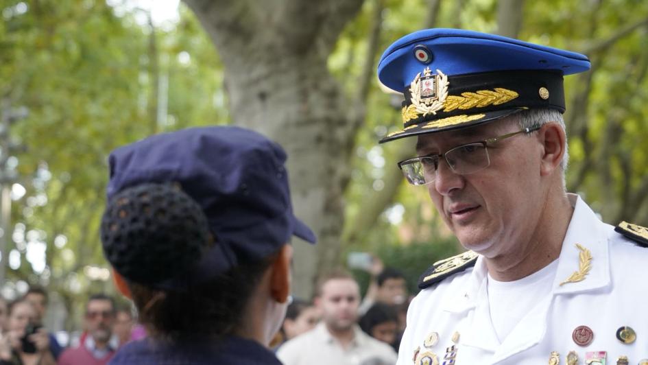 Director de la Policía Nacional felicitando a una de las policías egresadas.