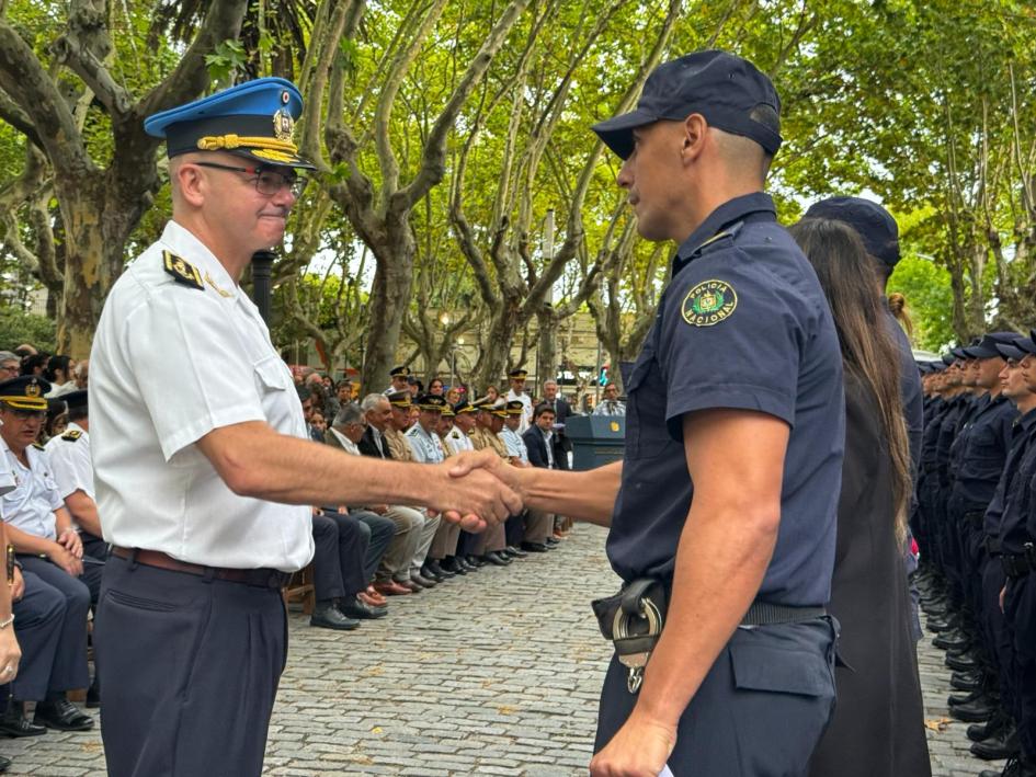 Jefe de Policía de Durazno felicitando a uno de los policías egresados.