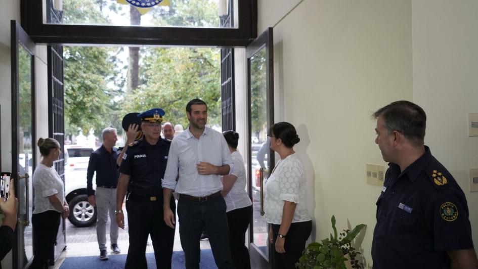 Ministro llegando a jefatura de Florida Ministro llegando a jefatura de Florida