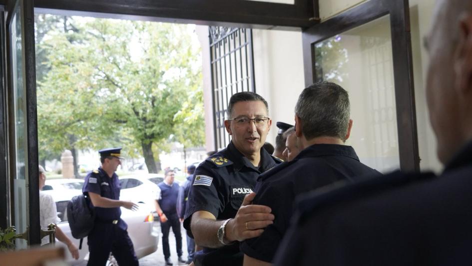 Director de la Policía Nacional saludando a oficiales policiales de Florida Director de la Policía Nacional saludando a oficiales policiales de Florida