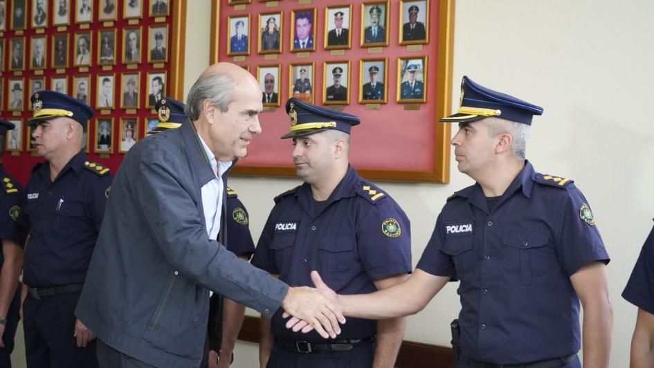 Subsecretario saludando a oficiales policiales de Florida Subsecretario saludando a oficiales policiales de Florida