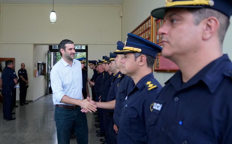 Ministro saludando a oficiales policiales de Florida Ministro saludando a oficiales policiales de Florida